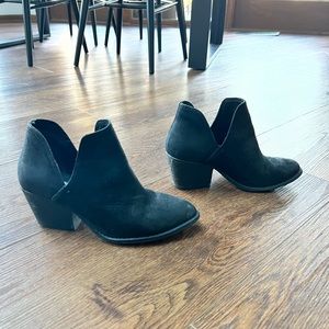Steve Madden black chunky heeled ankle booties with cut out, size 6